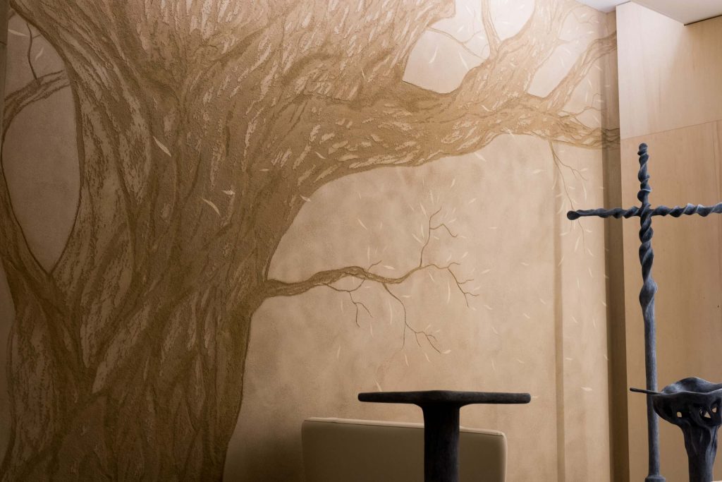 fleurs dans un vase dans un cimetiere