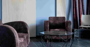 Espace d'accueil contemporain avec fauteuils confortables et table basse.