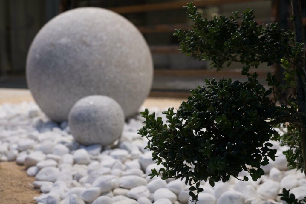 fleurs dans un vase dans un cimetiere